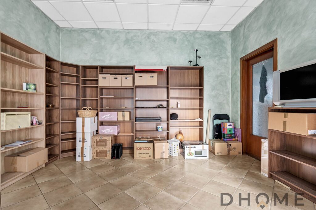 Scaffalature in legno per ufficio ufficio con scaffali modulari mobili.