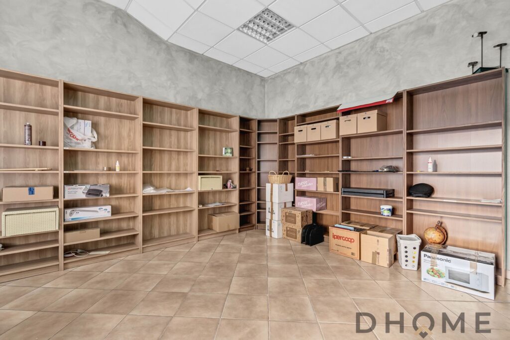 Shelves da legno in un magazzino o ufficio con scatole e oggetti vari.