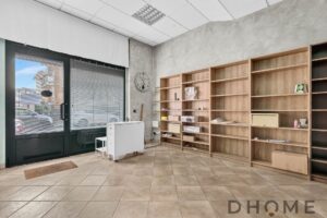 Sfondi d'ufficio con scaffali in legno e porta vetro scorrevole.