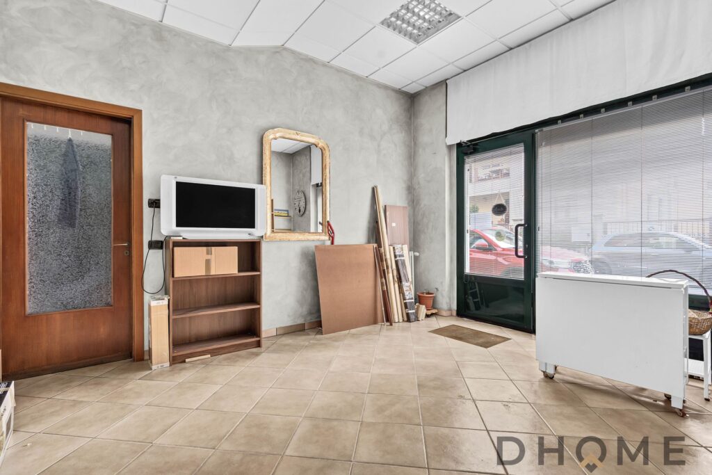 Soggiorno commerciale con arredamento moderno e molteplici materiali multifunzionali.