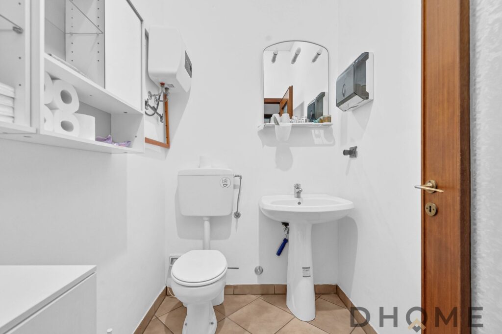 Lavabo e servizi igienici in bagno con arredi moderni e funzionali.