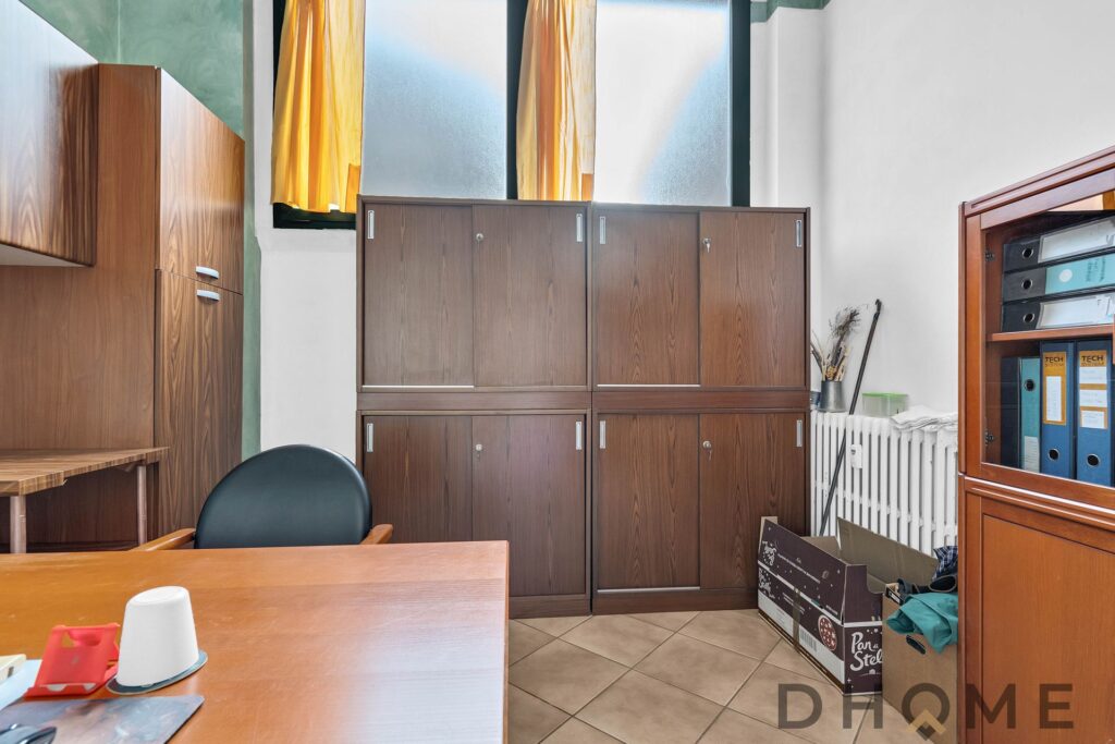 Armadio in legno ufficio con mobili per lavoro e archiviazione.