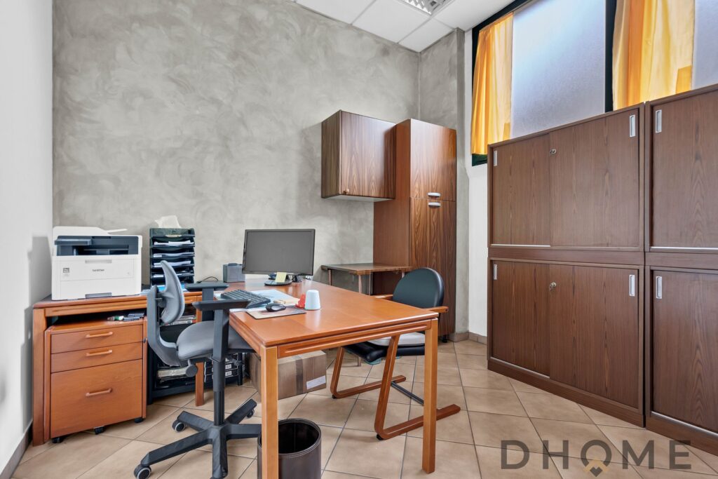 Scrivania ufficio con mobili in legno e unità di archiviazione in stile classico.