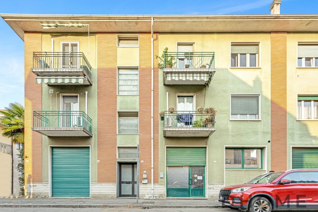 Balconi di appartamenti moderni con piante e arredamento, edificio residenziale a strada cittadina.