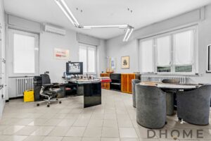 Design ufficio moderno con scrivanie, sedie e arredamento funzionale.