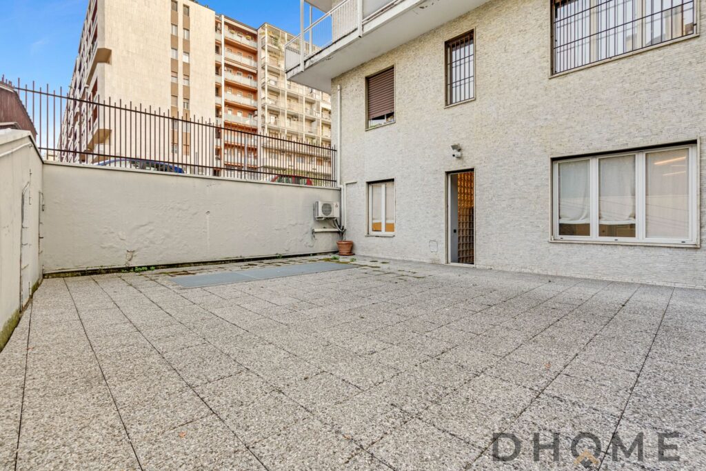 Padiglione esterno con terrazza in pietra, spesso utilizzato come spazio da giardino o area di relax.