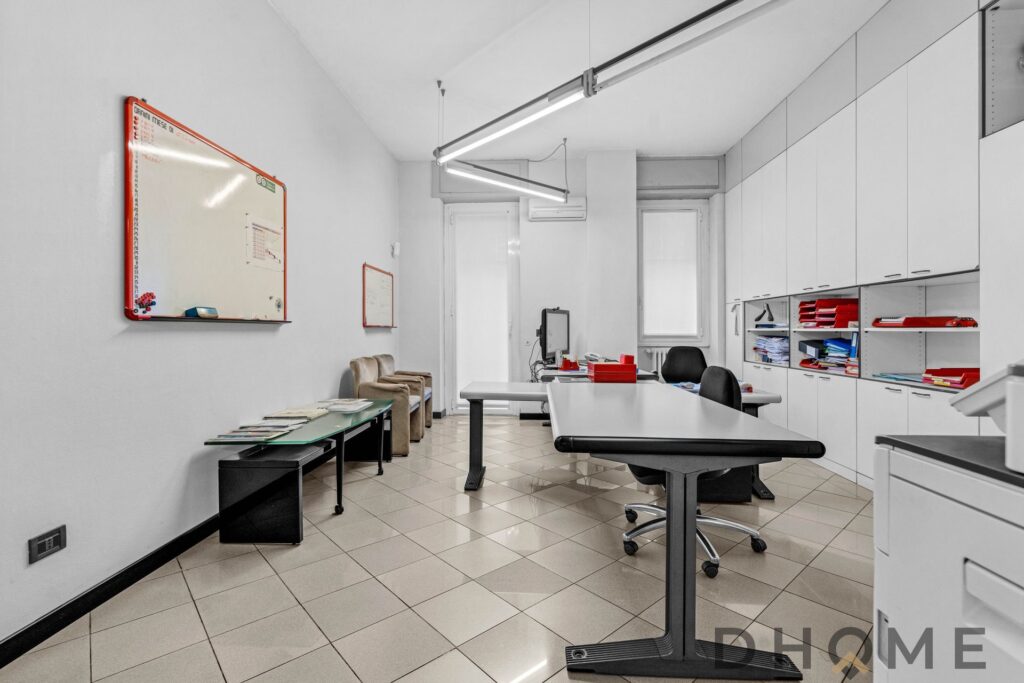 Ufficio moderno con arredi funzionali e tecnologia avanzata, spazio ideale per attivitĆ professionali e lavoro collaborativo.