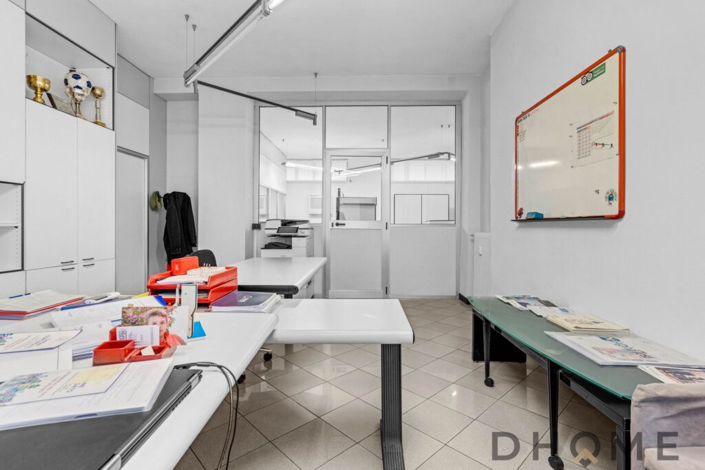 Ufficio moderno con scrivanie e materiali di cancelleria, ambiente lavorativo professionale, stile minimalista.