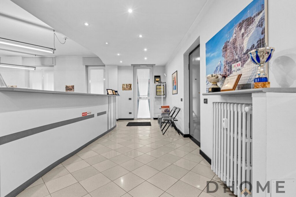 Banco reception design moderno con superficie in marmo e arredi eleganti.