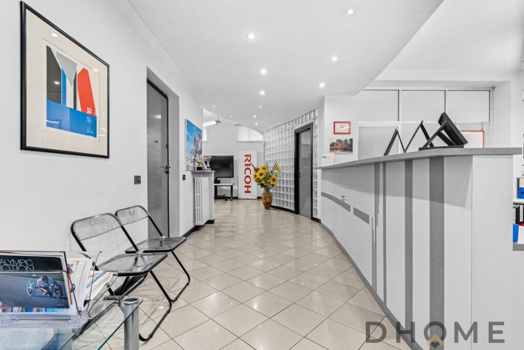 Ingresso moderno con reception e area d'attesa in stile aziendale. Design pulito e accogliente, perfetto per studi e uffici.