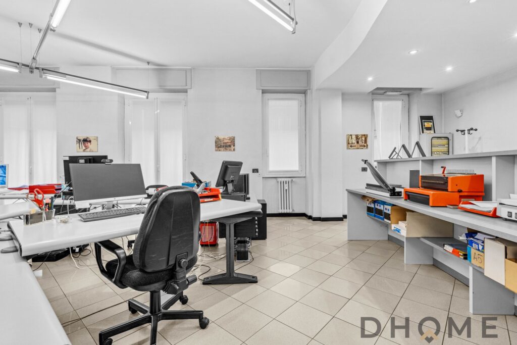 Sede ufficio moderno con scrivanie e attrezzature di alta qualitĆ .