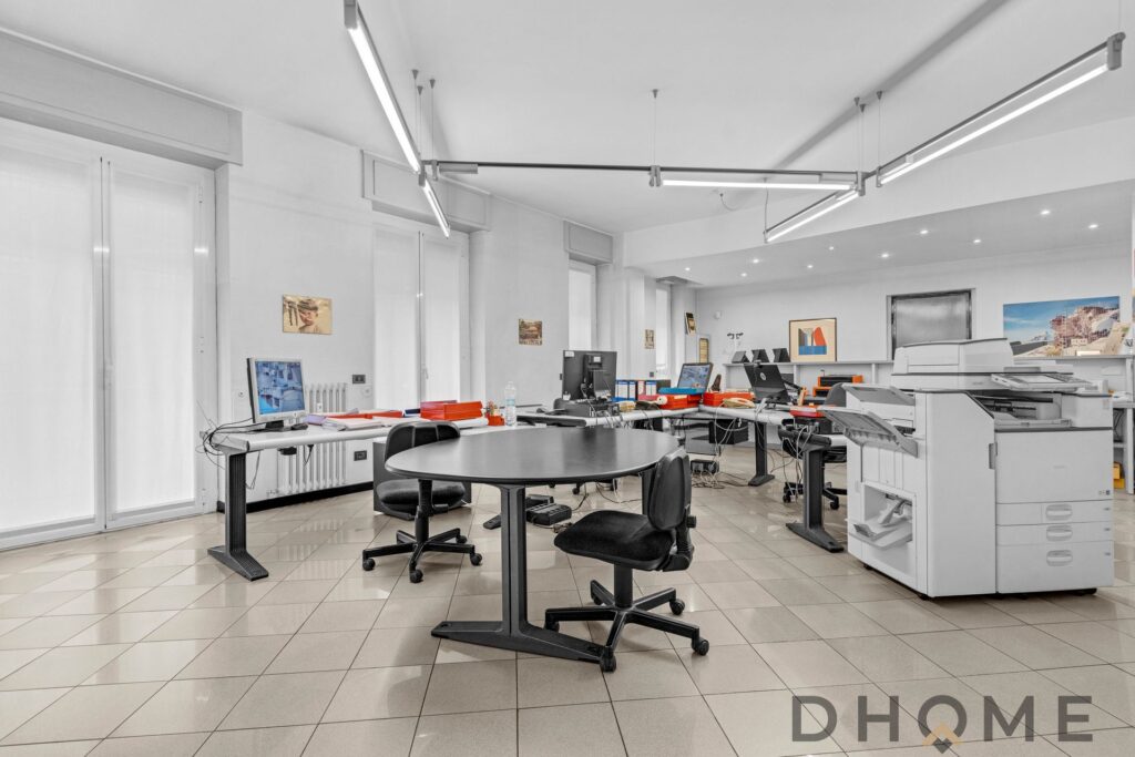 Stampa digitale e ufficio moderno con attrezzature all'avanguardia, design funzionale e ambiente di lavoro professionale.