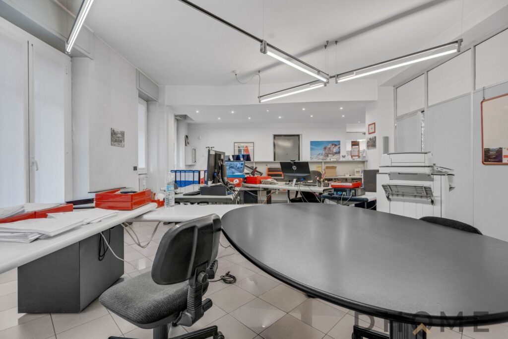 Forniture per ufficio moderne e funzionaliĀ della sede DHOME, con scrivanie, sedie e attrezzature tecnologiche di alta qualitĆ .