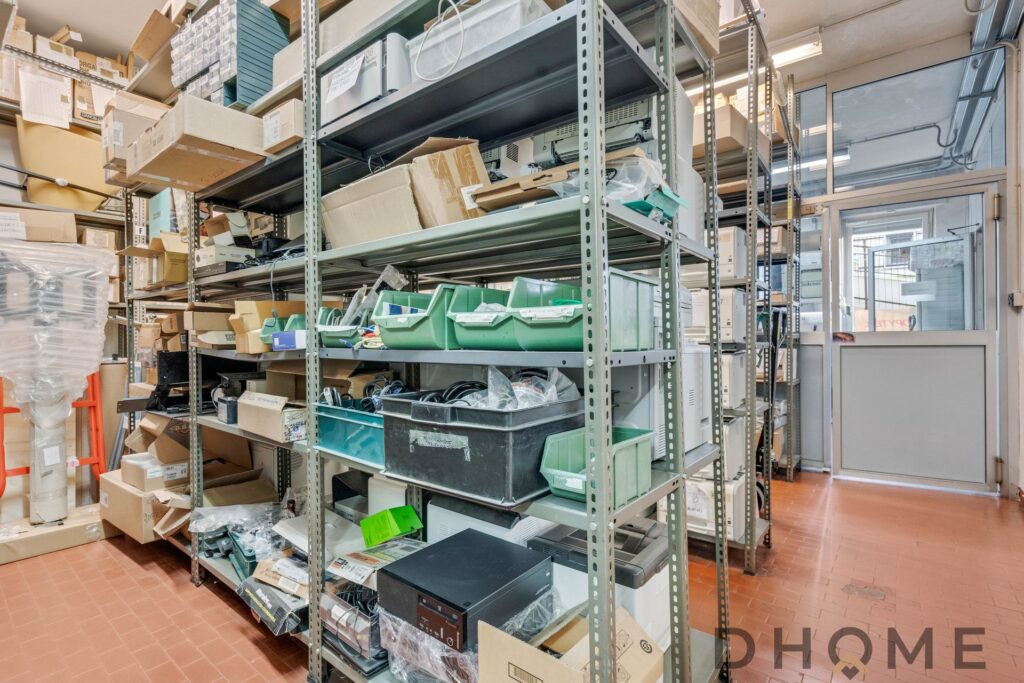 Ricambi elettronici e strumenti hardware su scaffali in magazzino di DHOME.