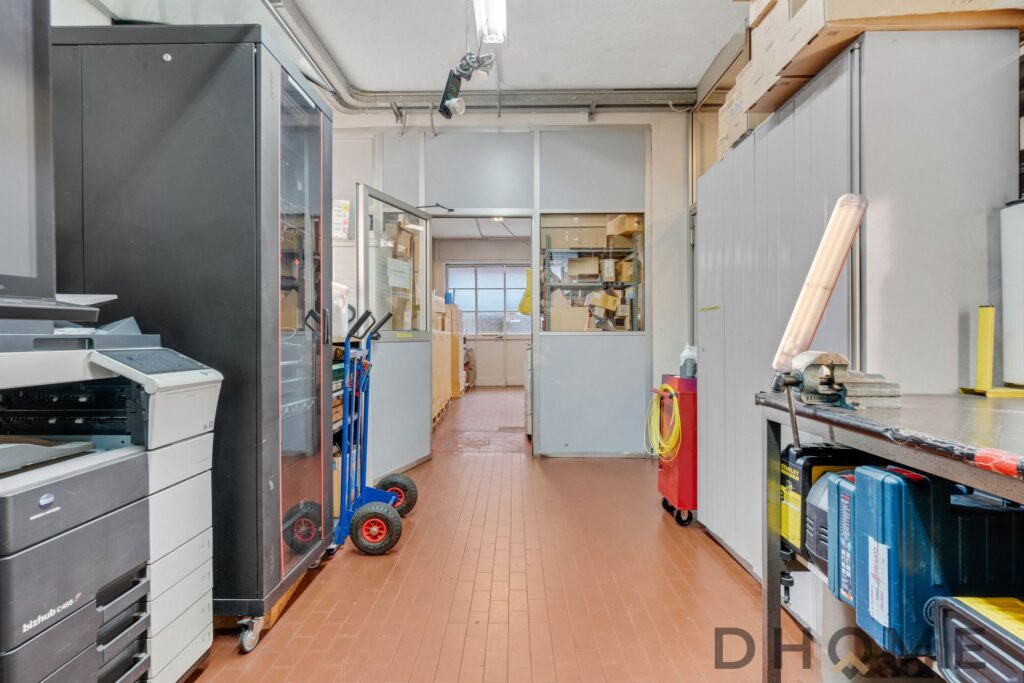 Deposito attrezzature industriali e materiali di magazzino, zona di logistica e stoccaggio.