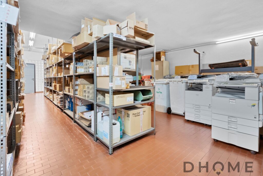 Scaffalature con scatole e materiali di archivio in magazzino aziendale DHOME.