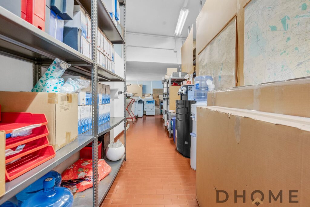 Scaffale con materiali e attrezzature per ufficio e magazzino.