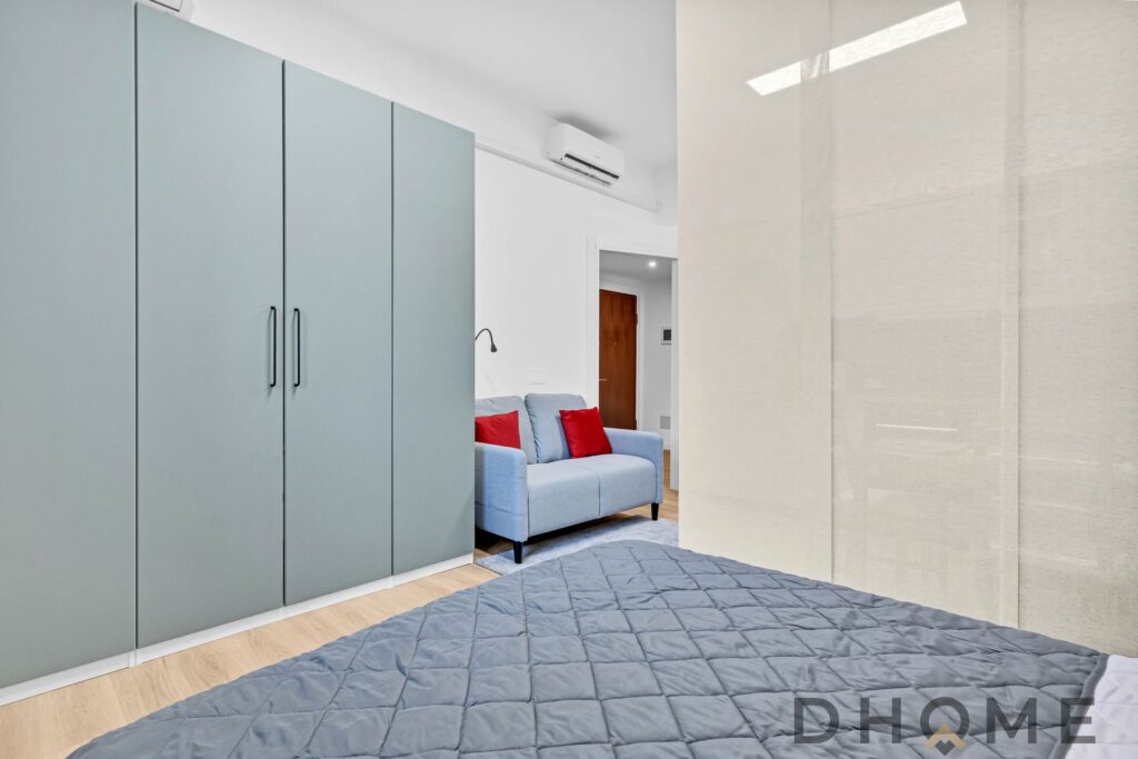 Armadio a muro verde salvia in stanza da letto moderna.