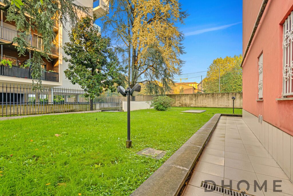 Spazio verde condominiale con sicuro giardino e area relax all'aperto.