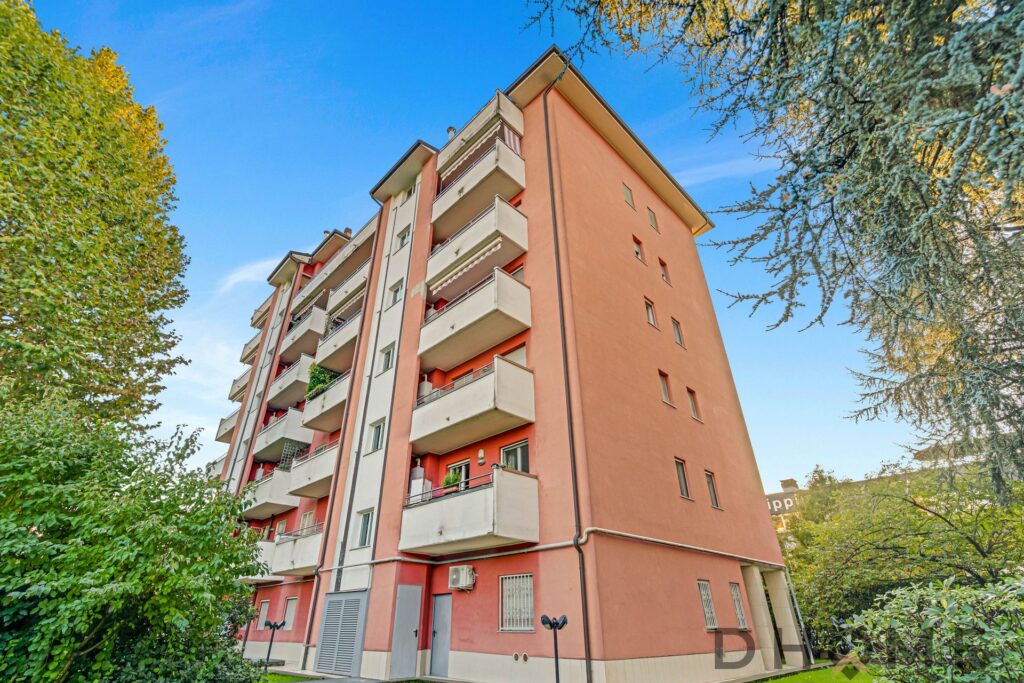 Appartamento moderno a più piani con balconi e vista verde alute, in quartiere residenziale di Milano.