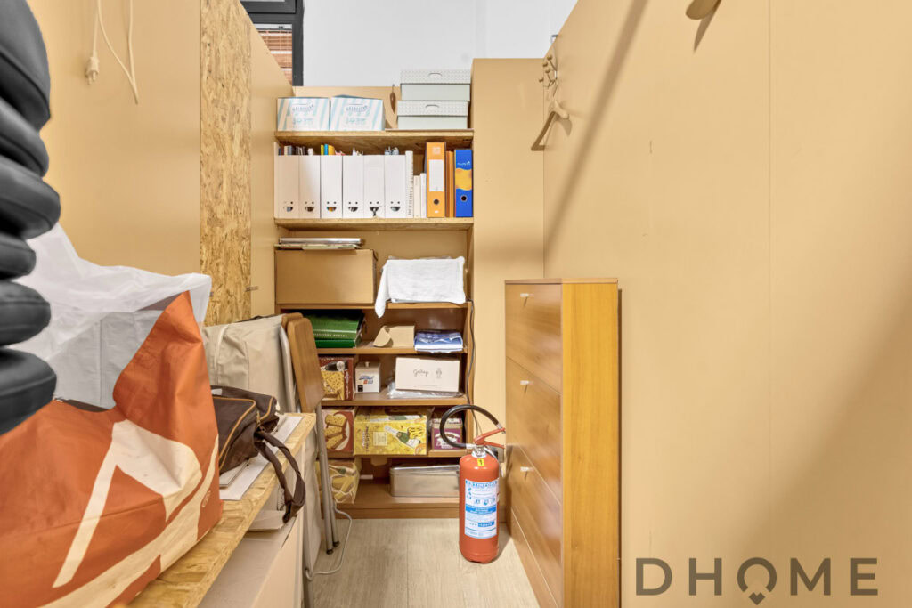 Ripostiglio organizzato con scaffali e materiali di cancelleria.