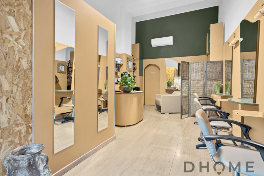 Specchio da parrucchiere design moderno e funzionale, illuminazione ottimale, ambiente accogliente e stile minimale più bello e luminoso.