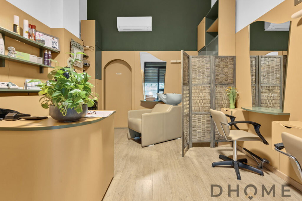 Elegante reception di negozio di estetica con arredi moderni e piante verdi.