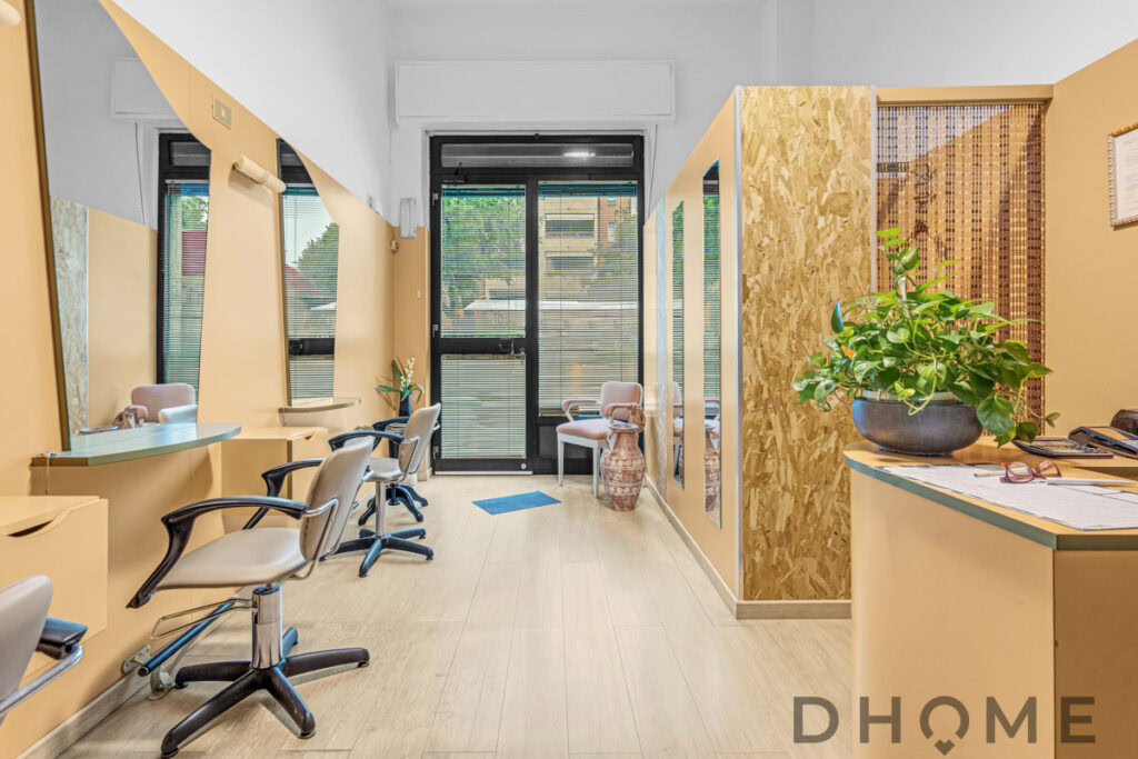 Salone di parrucchiere con postazioni moderne e confortevoli.