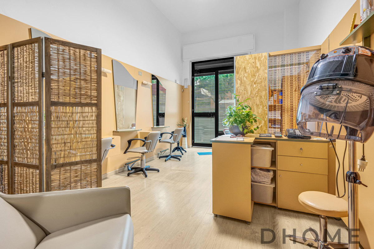 Pannello schermato in bambù per ambiente professionale, stile e privacy.