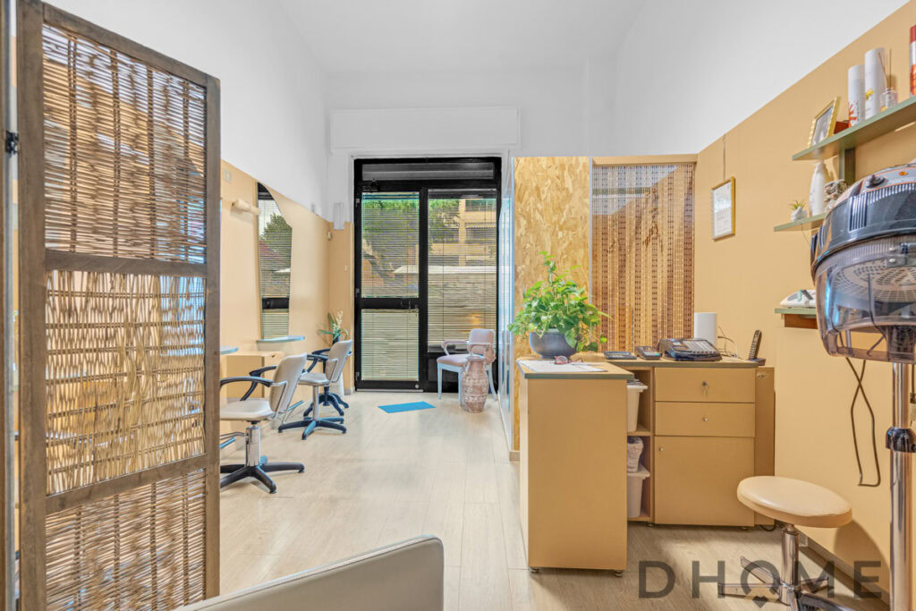 Ufficio moderno con arredi funzionali e atmosfera accogliente.