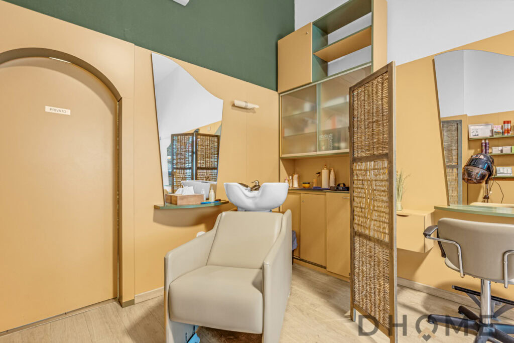 Lavatore per capelli professionale in un salone di bellezza moderno con arredamento colorato e specchi.