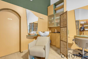 Lavatore per capelli professionale in un salone di bellezza moderno con arredamento colorato e specchi.