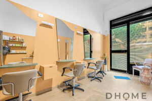 Specchio da parrucchiere e area sedute per servizi di styling capelli.