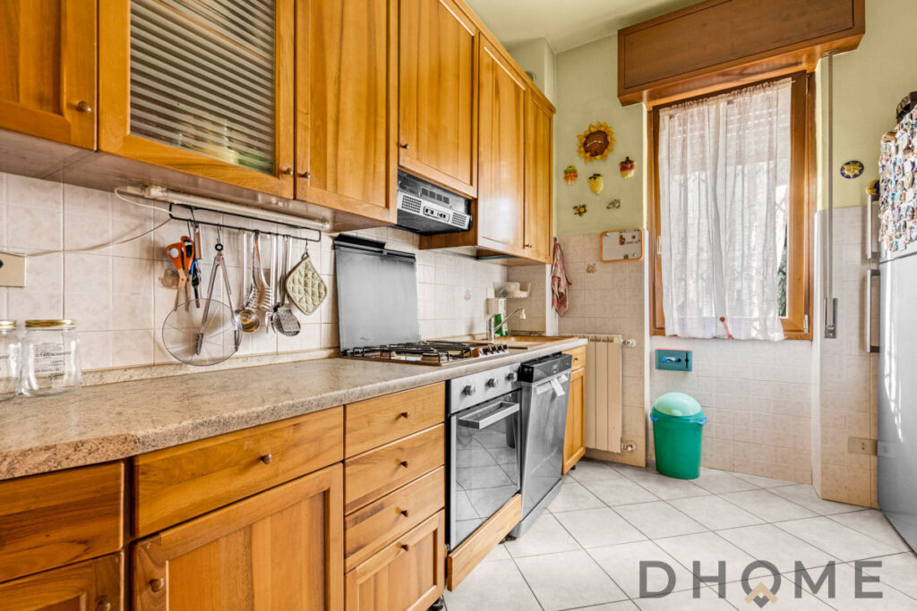 Pensile cucina in legno massello, elettrodomestici integrati e spaziosa area di lavoro.