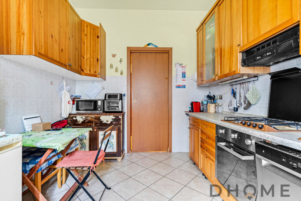 Pentole in cucina, elettrodomestici e mobili in legno, cucina funzionale, ambiente domestico multifunzionale.