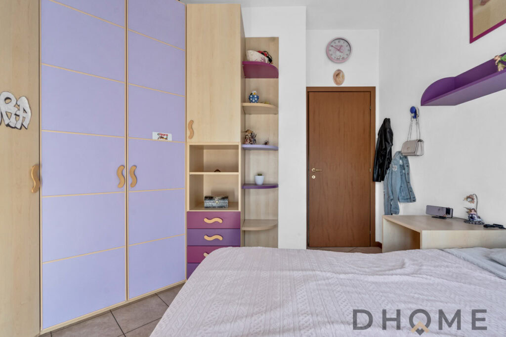 Armadio colorato per camera da letto, mobili sottileggia e moderni, arredamento elegante e funzionale.