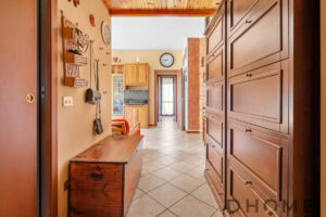 Spaziosa zona ingresso con mobili in legno e decorazioni rustiche.