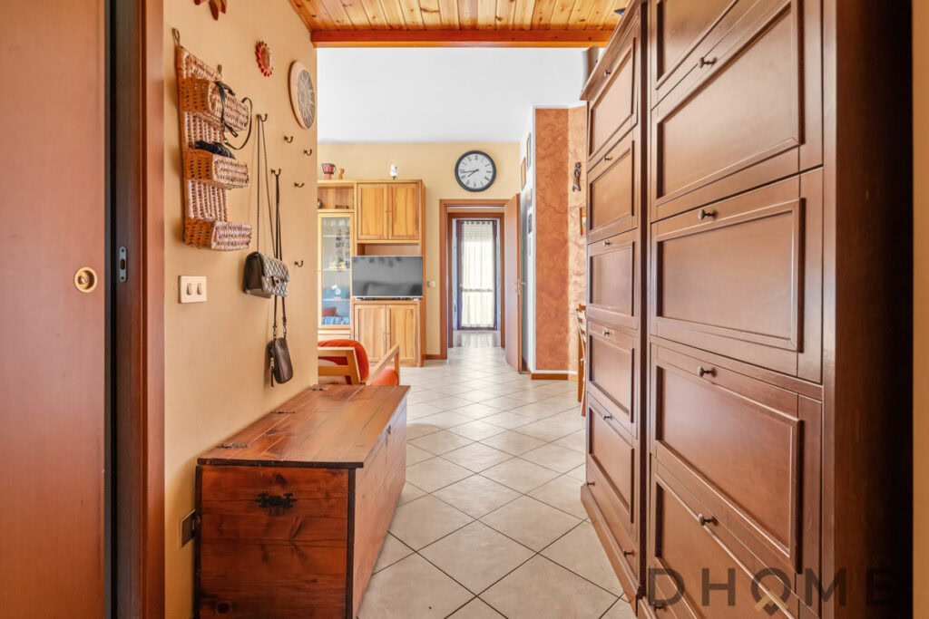 Completo arredo casa in stile rustico con mobili in legno naturale ambiente accogliente e caldo.