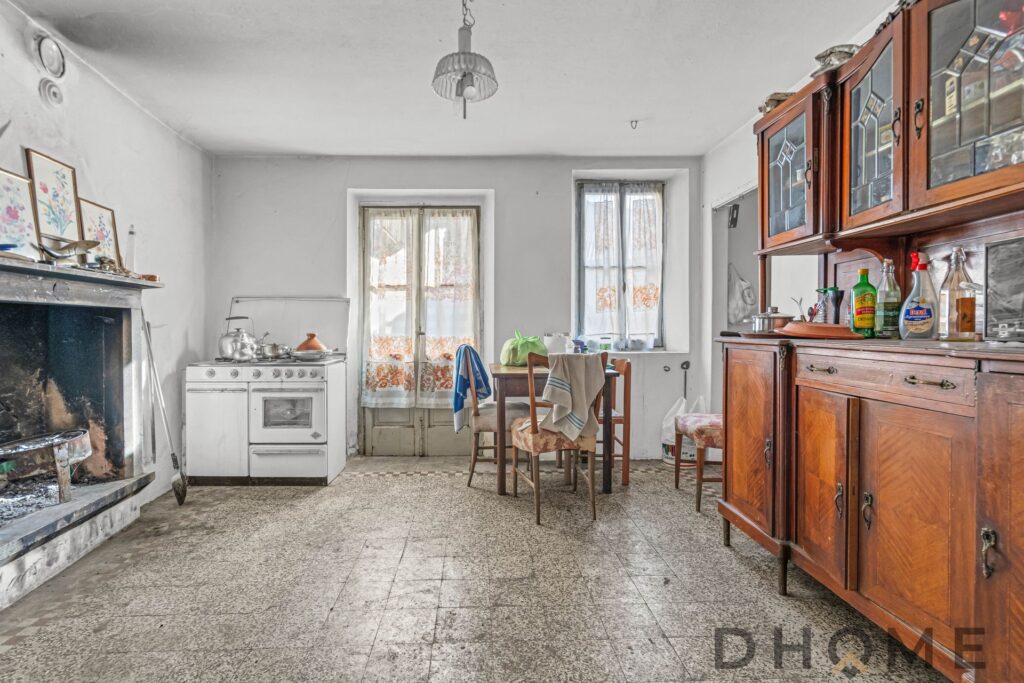 Casa indipendente con soggiorno e cucina spaziosa.