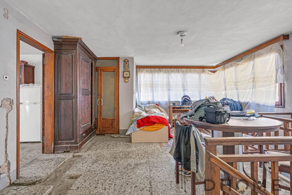 Soluzione indipendente con soggiorno e zona pranzo, ideale per famiglie a Primaluna.