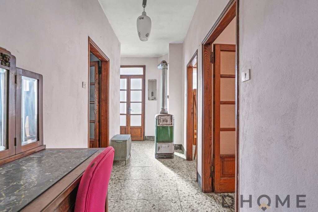 Casa indipendente con ingresso luminoso e camino tradizionale.