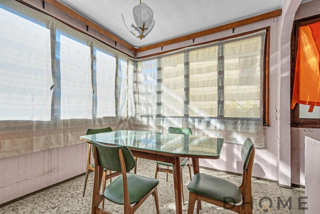 Soluzione indipendente con veranda e vista panoramica a Primaluna.