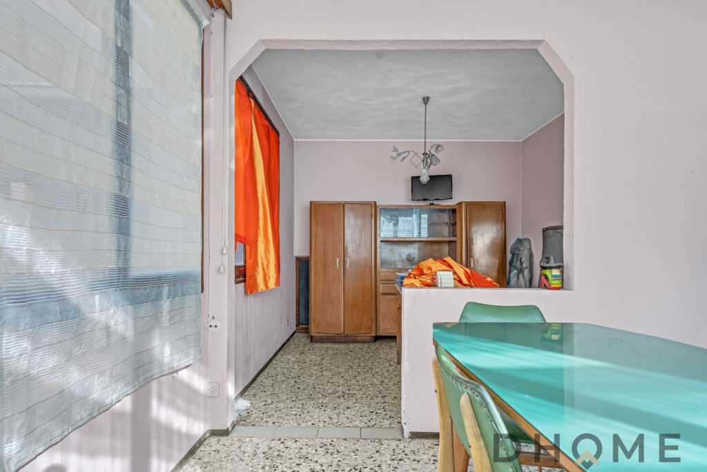 Immagine di un interno di una soluzione indipendente in vendita a Primaluna, con arredi semplici e s.