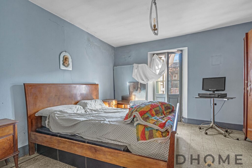 Soluzione indipendente in vendita a Primaluna, camera da letto spaziosa con finestra luminosa.