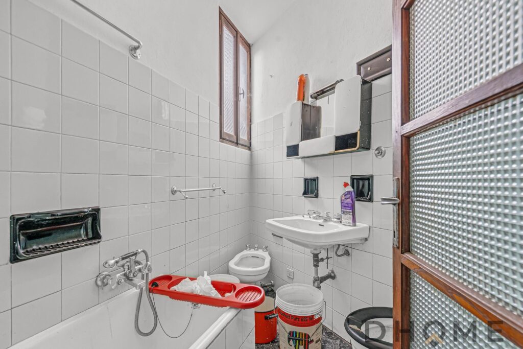 Bagno indipendente con sanitari e accessori moderni a Primaluna. Ideale per una soluzione abitativa.