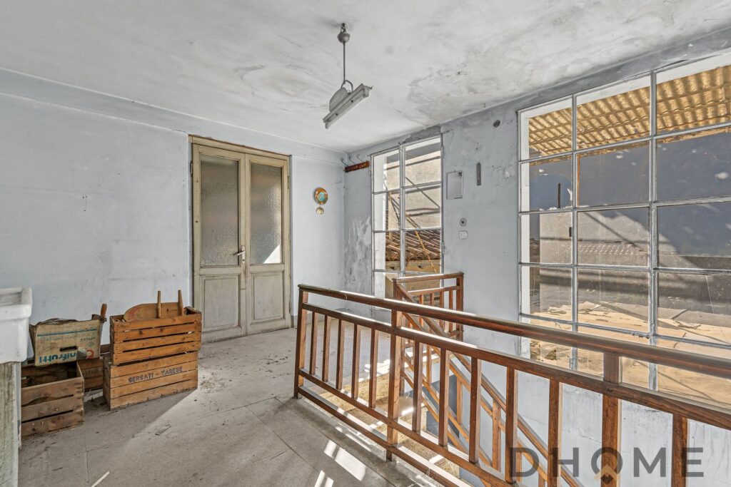 Appartamento indipendente con balcone e vista panoramica a Primaluna. Spazi luminosi e possibilità d.