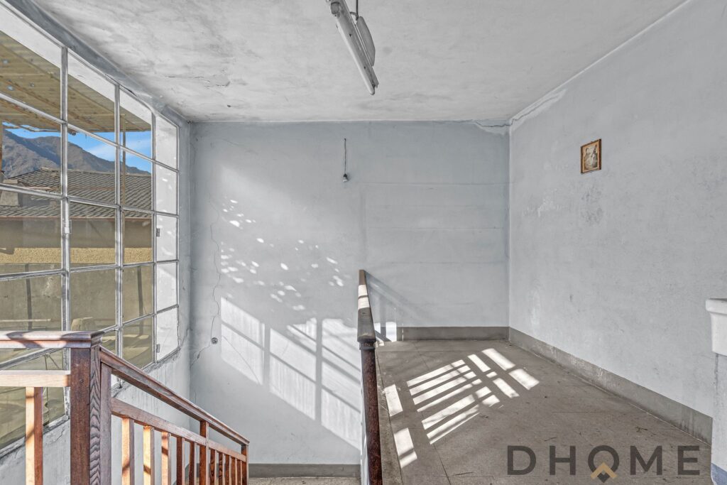 Appartamento indipendente con ampie finestre e luce naturale a Primaluna. Spazio luminoso e accoglie.