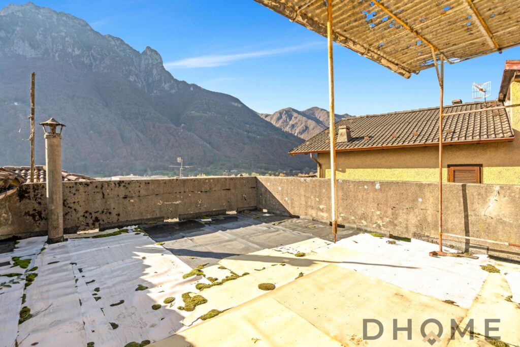 Balcone di una soluzione indipendente a Primaluna con vista sulle montagne circostanti.