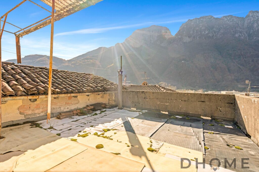 Terrazza con vista sulle montagne, ideale per relax e momenti all'aperto in zona Primaluna.