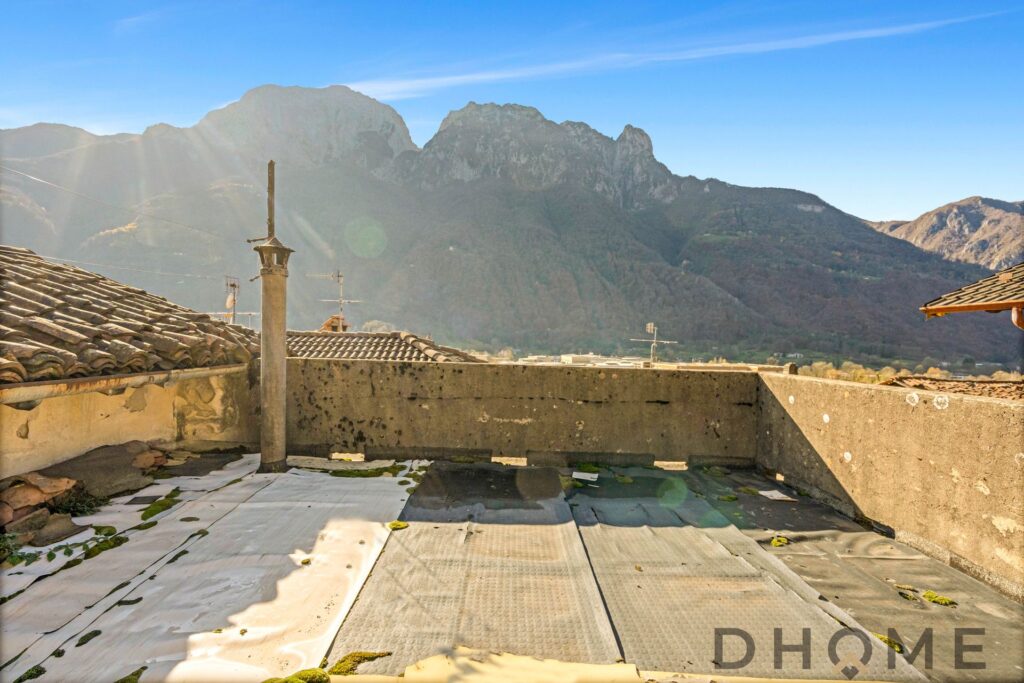 Terreno con terrazza e vista panoramica sulle montagne di Primaluna.